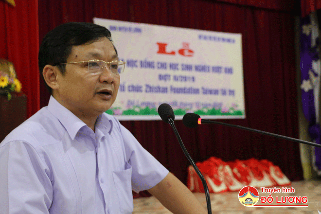 Đồng chí Nguyễn Trung Thành Phó chủ tịch UBND huyện phát biểu tại buổi lễ.