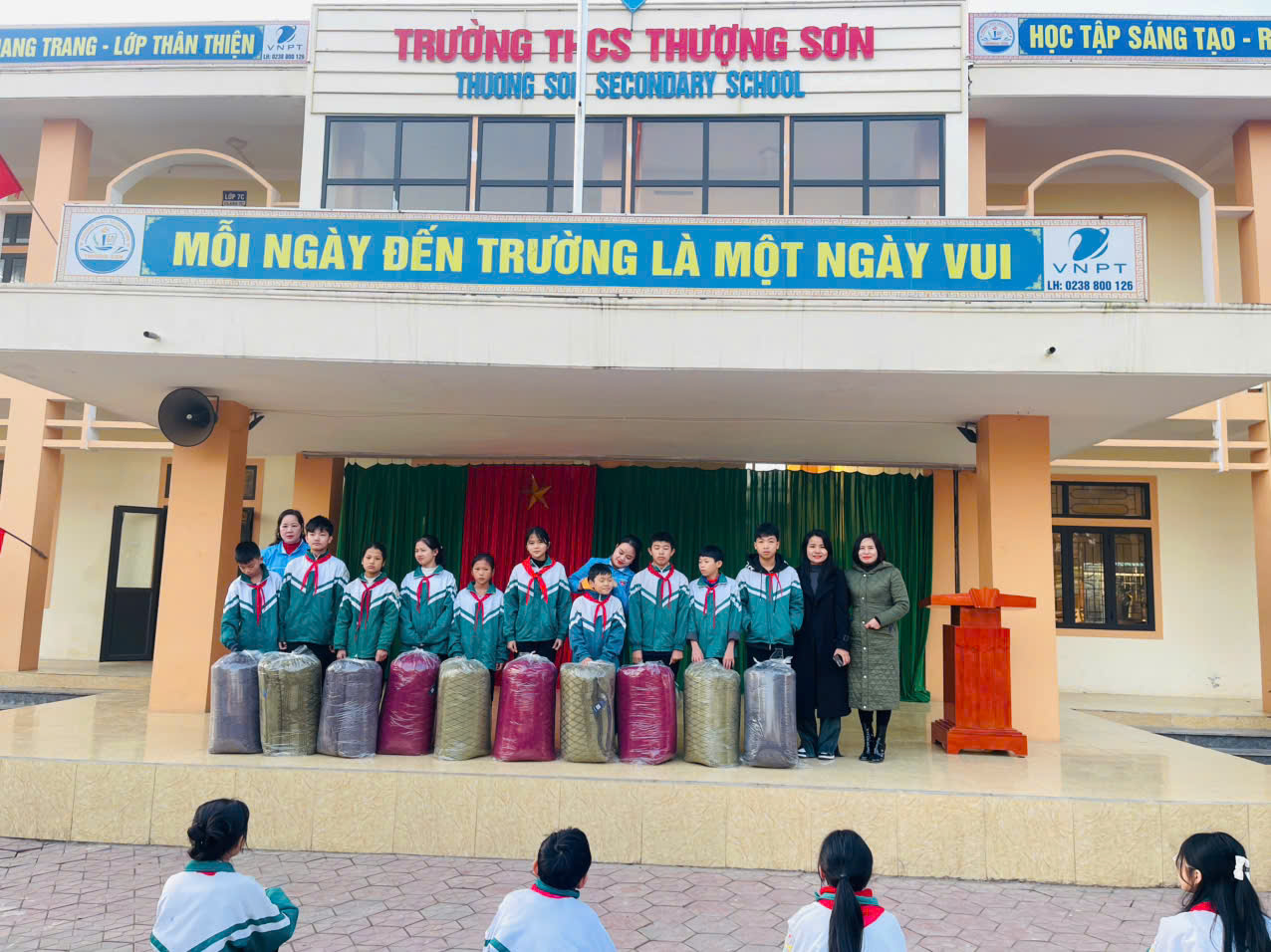 Tăng chăn cho học sinh nghèo, hoàn cảnh khó khăn