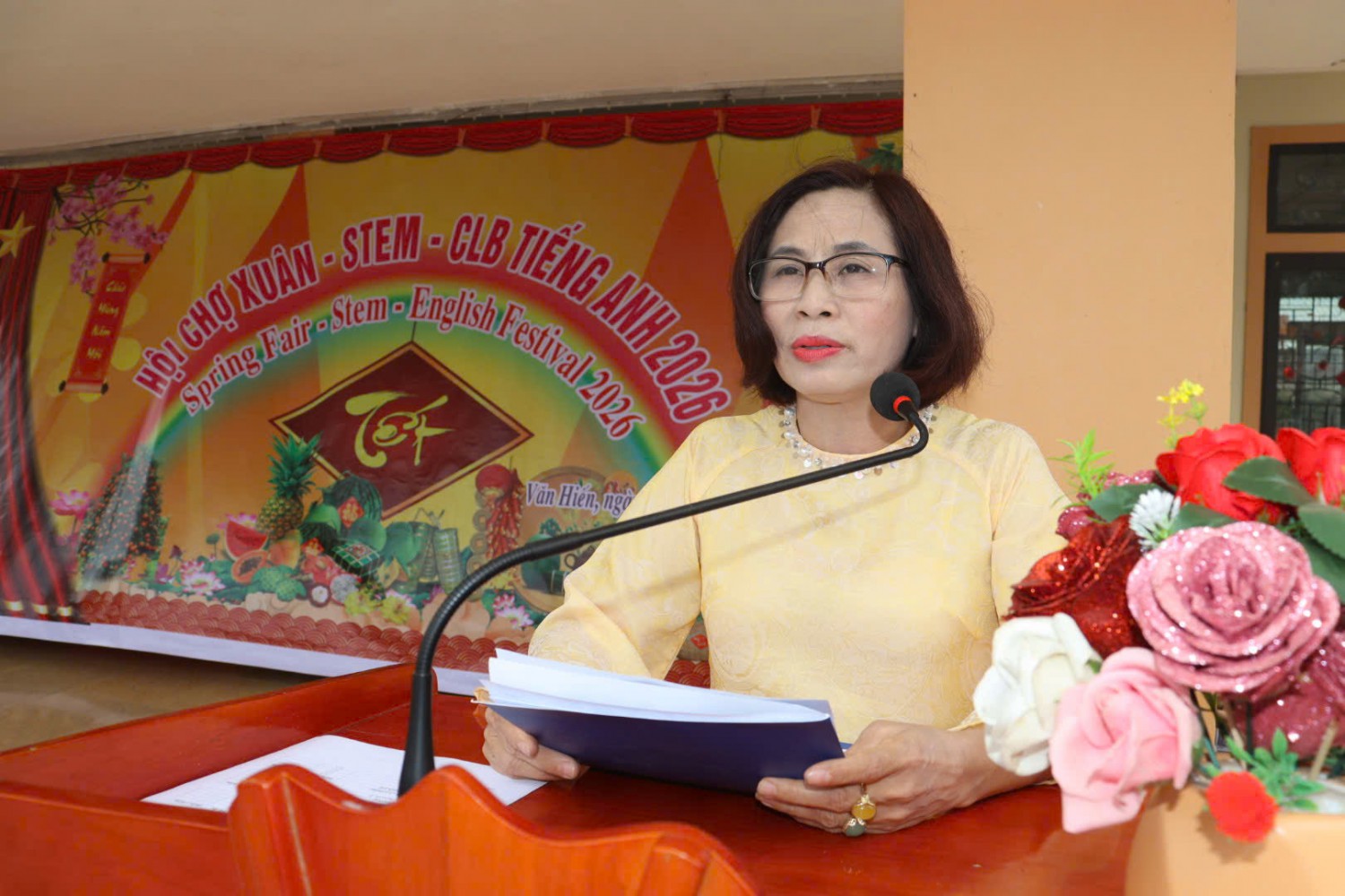 Cô giáo Tô Thuỳ Linh khai mạc“Hội chợ Xuân – STEM & English Festival 2026”