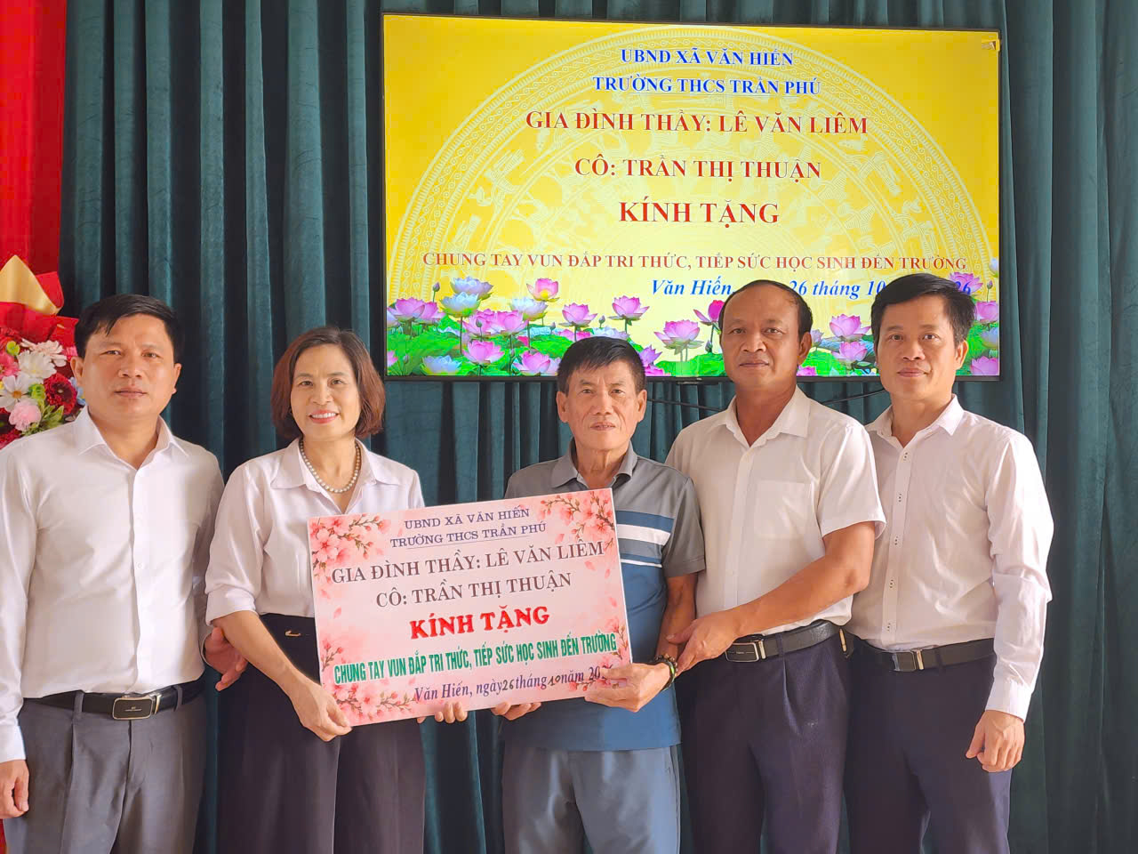 Gia đình thầy Lê Văn Liêm, cô Trần Thị Thuận: LAN TỎA YÊU THƯƠNG – TIẾP SỨC ĐẾN TRƯỜNG